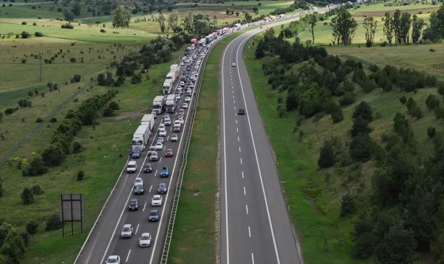 Trafik Gerede-Karadeniz bağlantı yolunda yoğun, Anadolu Otoyolu’nda kısmen akıcı seyrediyor Trafik Gerede-Karadeniz bağlantı yolunda yoğun, Anadolu Otoyolu’nda kısmen akıcı seyrediyor