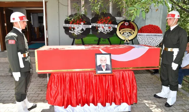 Vefat eden Kıbrıs gazisi, memleketi Kırşehir’de son yolculuğuna uğurlandı Vefat eden Kıbrıs gazisi, memleketi Kırşehir’de son yolculuğuna uğurlandı