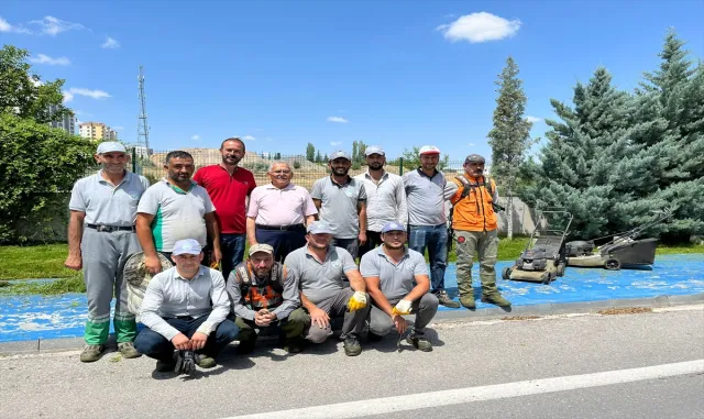Başkan Büyükkılıç işçilerle çim biçti Başkan Büyükkılıç işçilerle çim biçti