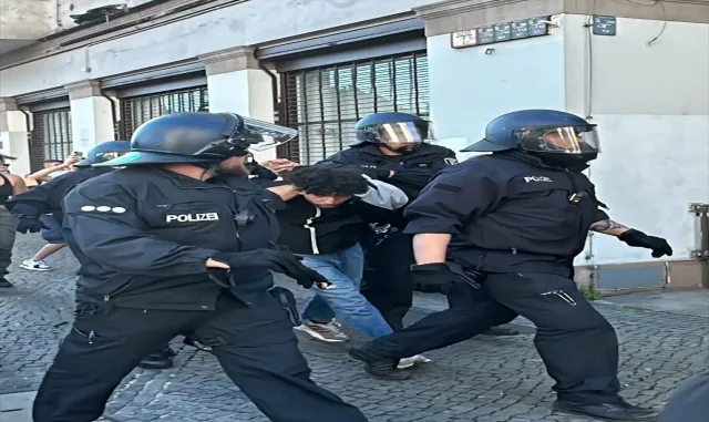 Berlin’de Filistin’e destek eyleminde çok sayıda gösterici gözaltına alındı Berlin’de Filistin’e destek eyleminde çok sayıda gösterici gözaltına alındı