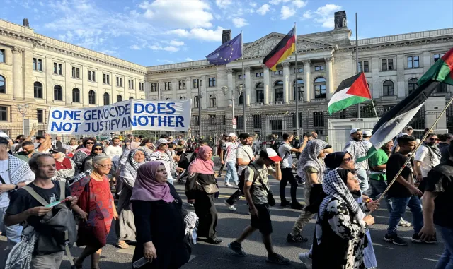 Berlin polisi Filistin destekçilerine sert müdahalede bulundu Berlin polisi Filistin destekçilerine sert müdahalede bulundu