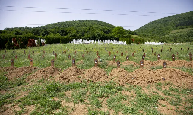 Bosna Savaşı’nın "isimsiz" kurbanları Visoko’daki mezarlığa defnediliyor Bosna Savaşı’nın "isimsiz" kurbanları Visoko’daki mezarlığa defnediliyor