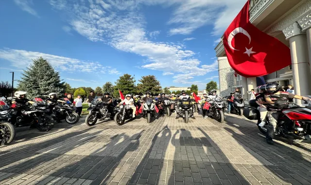 Düzce’de 400 motosikletle "15 Temmuz Motosiklet Turu" düzenlendi Düzce’de 400 motosikletle "15 Temmuz Motosiklet Turu" düzenlendi