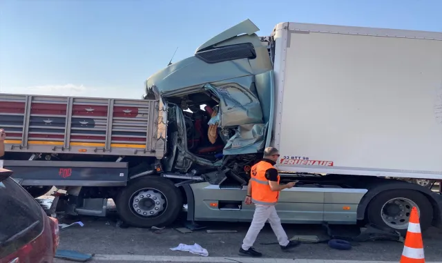 Gaziantep’te zincirleme trafik kazasında 1 kişi öldü, 6 kişi yaralandı Gaziantep’te zincirleme trafik kazasında 1 kişi öldü, 6 kişi yaralandı