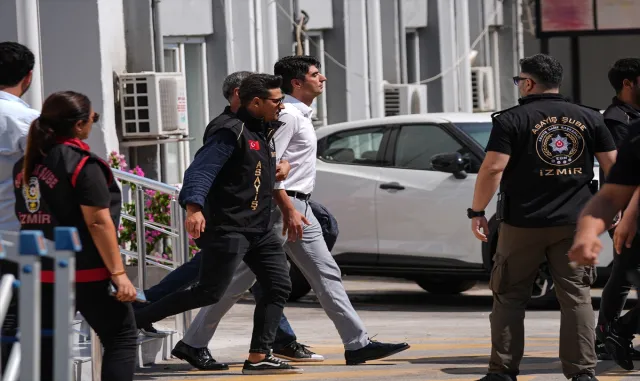 GÜNCELLEME 2 - İzmir’de 2 kişinin akıma kapılarak ölümüne ilişkin 10 zanlı adliyede GÜNCELLEME 2 - İzmir’de 2 kişinin akıma kapılarak ölümüne ilişkin 10 zanlı adliyede