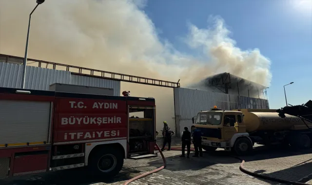 GÜNCELLEME - Aydın’da geri dönüşüm fabrikası deposundaki yangın söndürüldü GÜNCELLEME - Aydın’da geri dönüşüm fabrikası deposundaki yangın söndürüldü