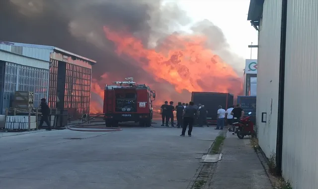 GÜNCELLEME - Bursa’da kereste imalathanesinde çıkan yangın söndürüldü GÜNCELLEME - Bursa’da kereste imalathanesinde çıkan yangın söndürüldü