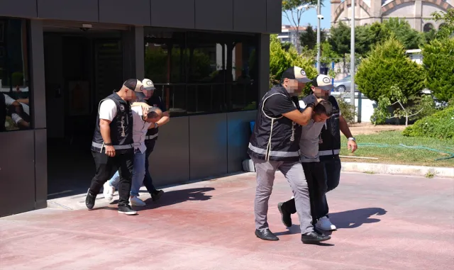 GÜNCELLEME - İzmir Aliağa’da gümrüğe yönelik rüşvet soruşturmasında 77 gözaltı GÜNCELLEME - İzmir Aliağa’da gümrüğe yönelik rüşvet soruşturmasında 77 gözaltı