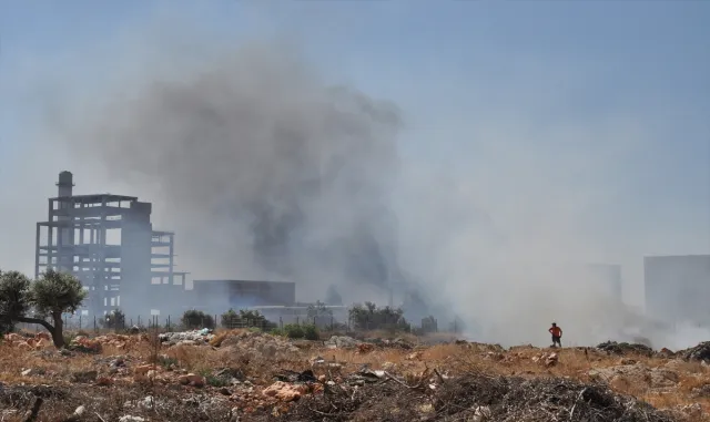GÜNCELLEME - Mersin’de eski kağıt fabrikası alanında çıkan yangın kontrol altına alındı GÜNCELLEME - Mersin’de eski kağıt fabrikası alanında çıkan yangın kontrol altına alındı
