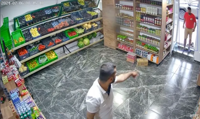 Hatay’da markete ayakkabılarını çıkarıp giren şantiye işçisi kameraya yansıdı Hatay’da markete ayakkabılarını çıkarıp giren şantiye işçisi kameraya yansıdı