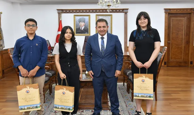 Kırşehir Valisi Buhara, LGS sınavında tam puan alan öğrencileri kabul etti Kırşehir Valisi Buhara, LGS sınavında tam puan alan öğrencileri kabul etti