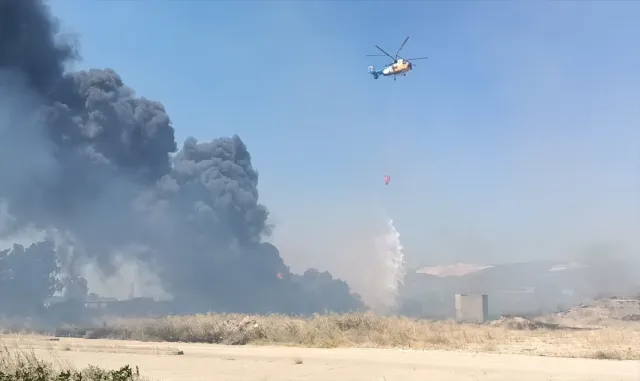 Mersin’de eski kağıt fabrikası alanında çıkan yangına müdahale ediliyor Mersin’de eski kağıt fabrikası alanında çıkan yangına müdahale ediliyor