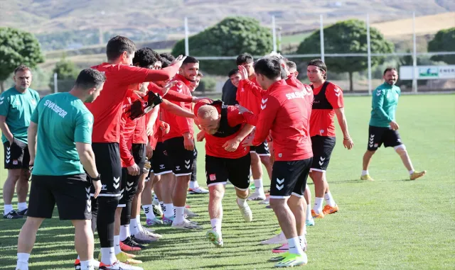 Sivasspor yeni transferlerle kadrosunu zenginleştirmek istiyor Sivasspor yeni transferlerle kadrosunu zenginleştirmek istiyor
