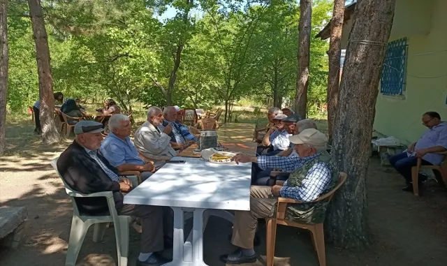 Suşehri’nde vatandaşlara aşure dağıtıldı Suşehri’nde vatandaşlara aşure dağıtıldı