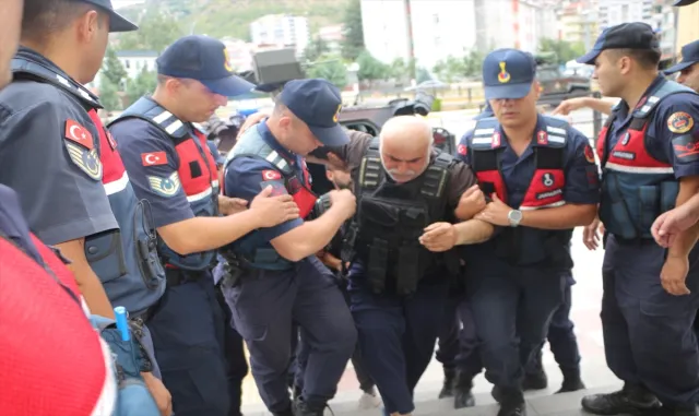 Tokat’ta çıkan silahlı kavgada eski muhtarı öldüren yeni muhtar ile oğlu tutuklandı Tokat’ta çıkan silahlı kavgada eski muhtarı öldüren yeni muhtar ile oğlu tutuklandı