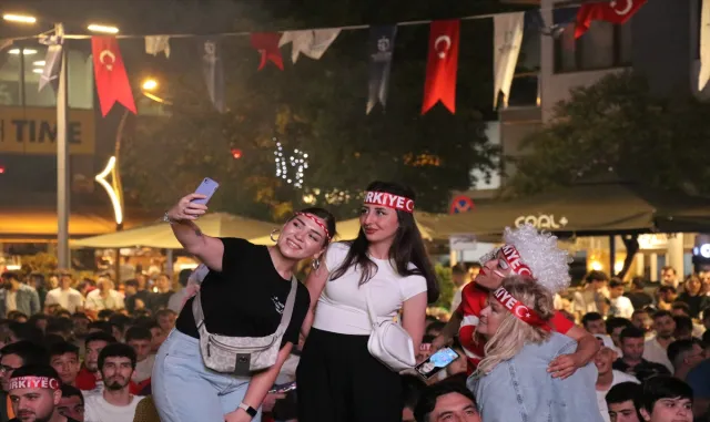 Türkiye-Avusturya maçı, Sakarya ve çevre illerde dev ekranlardan izlendi Türkiye-Avusturya maçı, Sakarya ve çevre illerde dev ekranlardan izlendi