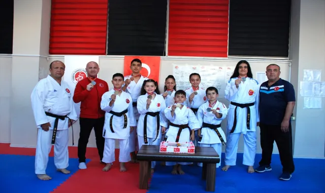 Uluslararası Gemlik Karate Turnuvası’nda katılan sporculara madalyaları takdim edildi Uluslararası Gemlik Karate Turnuvası’nda katılan sporculara madalyaları takdim edildi