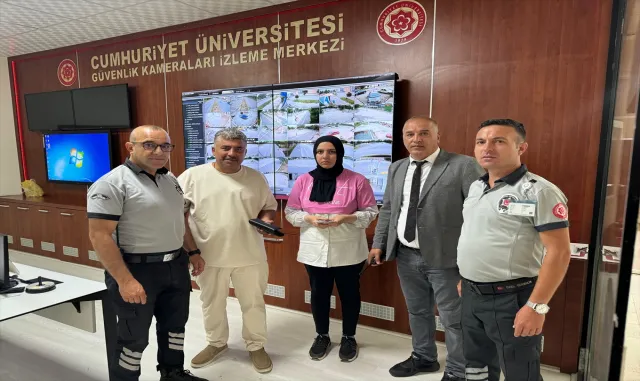 Üniversite yerleşkesinde kafede bulunan cüzdan sahibine teslim edildi Üniversite yerleşkesinde kafede bulunan cüzdan sahibine teslim edildi