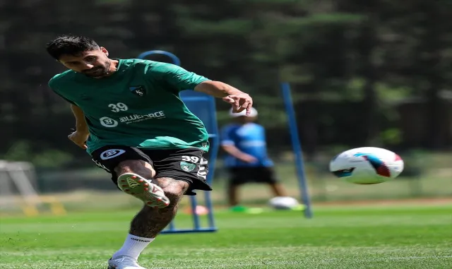 Yeni sezona Düzce’de hazırlanan Kocaelisporlu futbolcular idmana çıktı Yeni sezona Düzce’de hazırlanan Kocaelisporlu futbolcular idmana çıktı