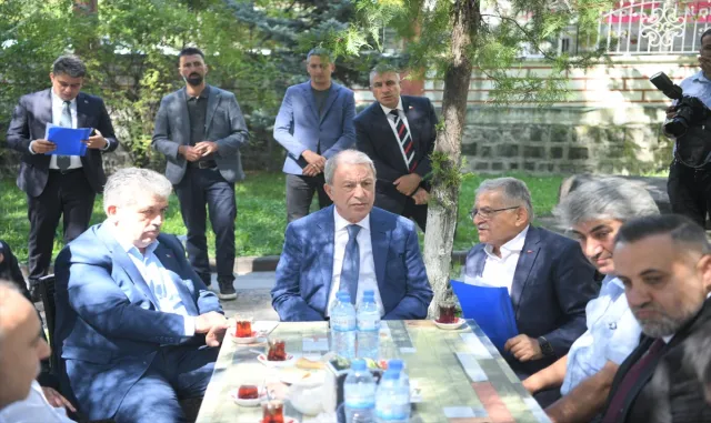 AK Parti Kayseri Milletvekili Akar ve Başkan Büyükkılıç, Develi’de oda başkanlarıyla buluştu AK Parti Kayseri Milletvekili Akar ve Başkan Büyükkılıç, Develi’de oda başkanlarıyla buluştu