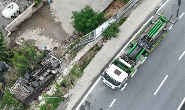 Başakşehir’de virajı alamayan kamyonet bahçeye düştü Başakşehir’de virajı alamayan kamyonet bahçeye düştü