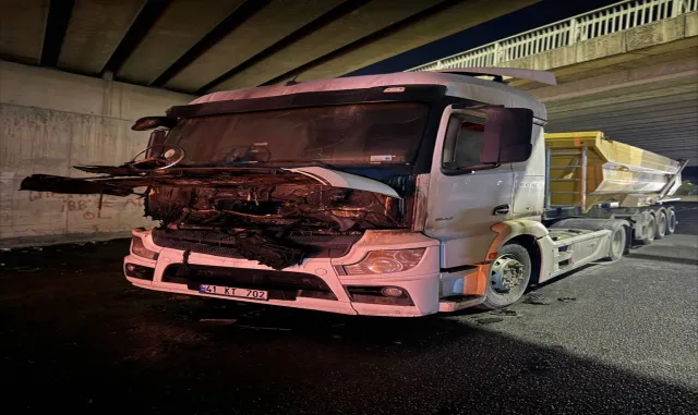 Çekmeköy’de hafriyat kamyonunda çıkan yangın söndürüldü Çekmeköy’de hafriyat kamyonunda çıkan yangın söndürüldü