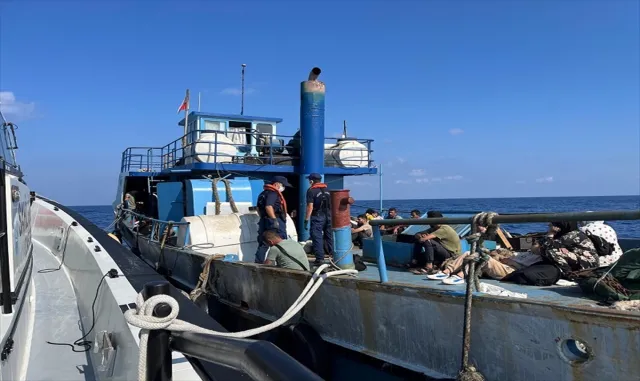 Fethiye açıklarında balıkçı teknesinde 120 düzensiz göçmen yakalandı Fethiye açıklarında balıkçı teknesinde 120 düzensiz göçmen yakalandı