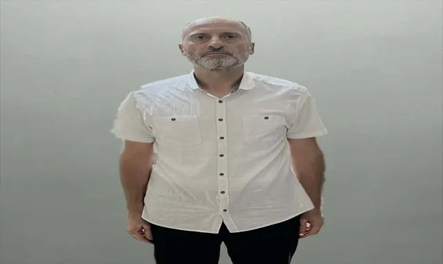 FETÖ’nün sözde TSK imamı Adil Öksüz’ün kaçmasına yardım eden şüpheli tutuklandı FETÖ’nün sözde TSK imamı Adil Öksüz’ün kaçmasına yardım eden şüpheli tutuklandı