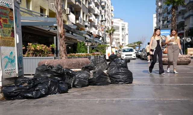 İzmir’de belediye çalışanlarının iş bırakması sonrası kent merkezinde çöp yığınları oluştu İzmir’de belediye çalışanlarının iş bırakması sonrası kent merkezinde çöp yığınları oluştu