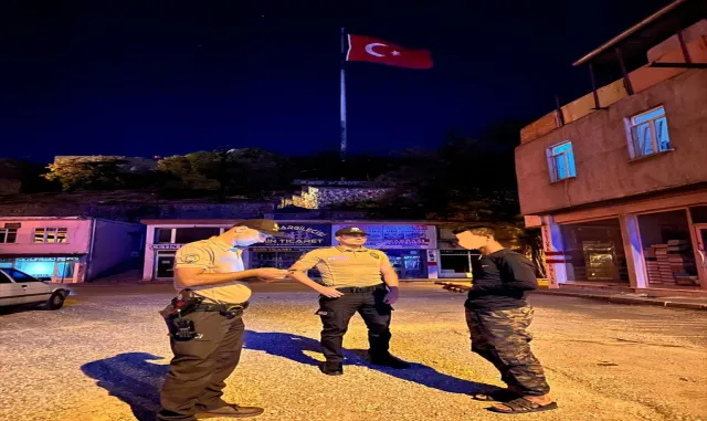 Niğde’de mahalle bekçileri aranan 54 şüpheliyi yakaladı Niğde’de mahalle bekçileri aranan 54 şüpheliyi yakaladı