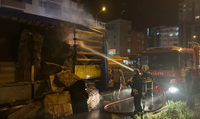 Rize’de karton yüklü tırın dorsesi yandı Rize’de karton yüklü tırın dorsesi yandı