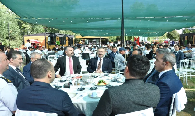 "Türkiye Yüzyılı Kardeşlik Turnuvası" düzenlenen kupa töreniyle son buldu "Türkiye Yüzyılı Kardeşlik Turnuvası" düzenlenen kupa töreniyle son buldu