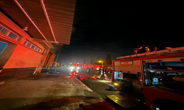 Adana’da fabrikanın kundaklanma anı güvenlik kamerasında Adana’da fabrikanın kundaklanma anı güvenlik kamerasında