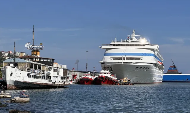 "Astoria Grande" kruvaziyeri Samsun Limanı’na demirledi "Astoria Grande" kruvaziyeri Samsun Limanı’na demirledi