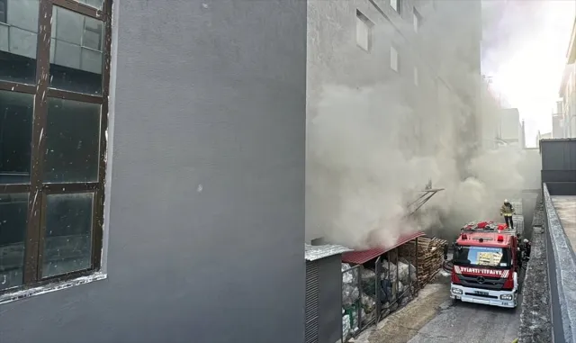 Beylikdüzü’nde fabrikada çıkan yangına müdahale ediliyor Beylikdüzü’nde fabrikada çıkan yangına müdahale ediliyor