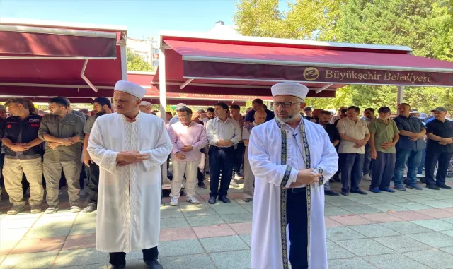 Bursa ve çevre illerde Ayşenur Ezgi Eygi için gıyabi cenaze namazı kılındı Bursa ve çevre illerde Ayşenur Ezgi Eygi için gıyabi cenaze namazı kılındı