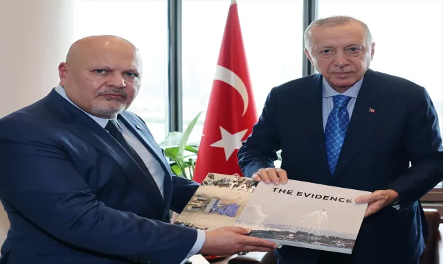 Cumhurbaşkanı Erdoğan, Uluslararası Ceza Mahkemesi Başsavcısı Khan’a AA’nın hazırladığı "Kanıt" ve "Tanık" kitaplarını teslim etti Cumhurbaşkanı Erdoğan, Uluslararası Ceza Mahkemesi Başsavcısı Khan’a AA’nın hazırladığı "Kanıt" ve "Tanık" kitaplarını teslim etti