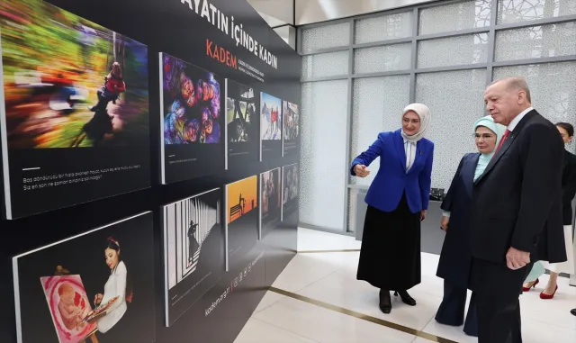 Cumhurbaşkanı Erdoğan ve eşi Emine Erdoğan New York’ta KADEM’in fotoğraf sergisini gezdi Cumhurbaşkanı Erdoğan ve eşi Emine Erdoğan New York’ta KADEM’in fotoğraf sergisini gezdi