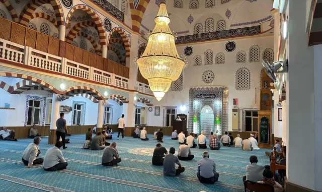 Deprem bölgesinde Mevlit Kandili programı düzenlendi Deprem bölgesinde Mevlit Kandili programı düzenlendi