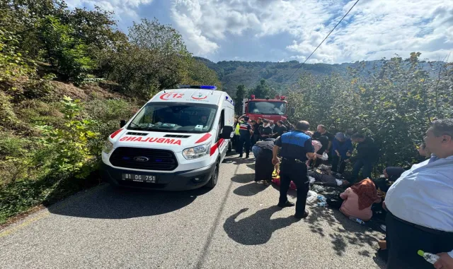Düzce’de şarampole devrilen minibüsteki 15 mevsimlik tarım işçisi yaralandı Düzce’de şarampole devrilen minibüsteki 15 mevsimlik tarım işçisi yaralandı