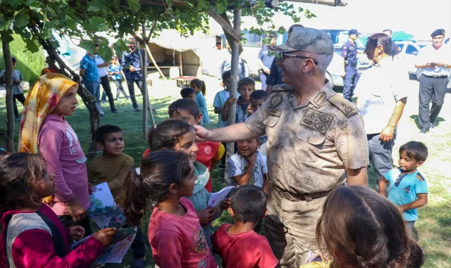 Eskişehir’de jandarma mevsimlik tarım işçilerine KADES’i tanıttı Eskişehir’de jandarma mevsimlik tarım işçilerine KADES’i tanıttı