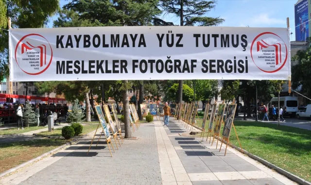 Eskişehir’de "Kaybolmaya Yüz Tutmuş Meslekler Fotoğraf Sergisi" açıldı Eskişehir’de "Kaybolmaya Yüz Tutmuş Meslekler Fotoğraf Sergisi" açıldı