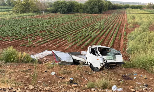 Gaziantep’te devrilen, tarım işçilerini taşıyan pikaptaki 1 kişi öldü, 22 kişi yaralandı Gaziantep’te devrilen, tarım işçilerini taşıyan pikaptaki 1 kişi öldü, 22 kişi yaralandı