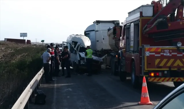 GÜNCELLEME - Adana’da tır ile servis minibüsünün çarpışması sonucu 4 kişi öldü, 6 kişi yaralandı GÜNCELLEME - Adana’da tır ile servis minibüsünün çarpışması sonucu 4 kişi öldü, 6 kişi yaralandı