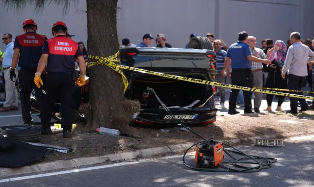 GÜNCELLEME - İzmir’de alt geçide düşen otomobildeki 3 kişi öldü GÜNCELLEME - İzmir’de alt geçide düşen otomobildeki 3 kişi öldü