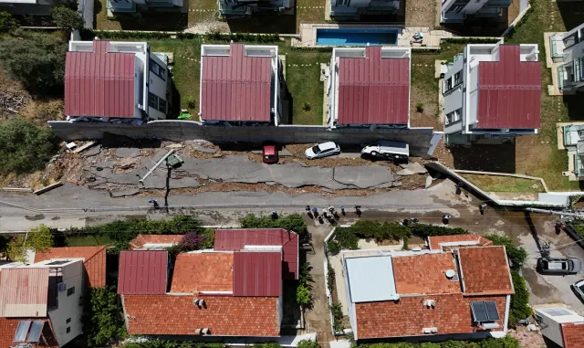 GÜNCELLEME - İzmir Menderes’te sağanak sonrası yol çöktü, bazı ev ve iş yerlerini su bastı GÜNCELLEME - İzmir Menderes’te sağanak sonrası yol çöktü, bazı ev ve iş yerlerini su bastı