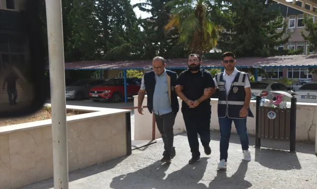 GÜNCELLEME - Mersin’de emekli öğretim görevlisinin ölü bulunmasıyla ilgili oğlu tutuklandı GÜNCELLEME - Mersin’de emekli öğretim görevlisinin ölü bulunmasıyla ilgili oğlu tutuklandı
