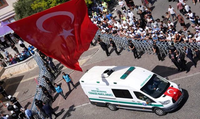 İsrail askerlerince katledilen Ayşenur Ezgi Eygi son yolculuğuna uğurlanıyor İsrail askerlerince katledilen Ayşenur Ezgi Eygi son yolculuğuna uğurlanıyor