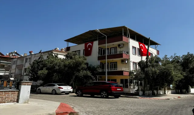 İsrail askerlerince öldürülen Ayşenur Ezgi Eygi’nin Didim’deki dede evine Türk bayrakları asıldı İsrail askerlerince öldürülen Ayşenur Ezgi Eygi’nin Didim’deki dede evine Türk bayrakları asıldı