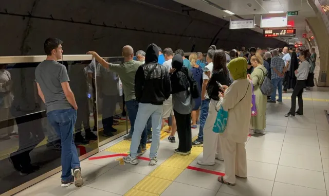 - İstanbul’da Samandıra-Üsküdar seferini yapan metro arızalandı - İstanbul’da Samandıra-Üsküdar seferini yapan metro arızalandı